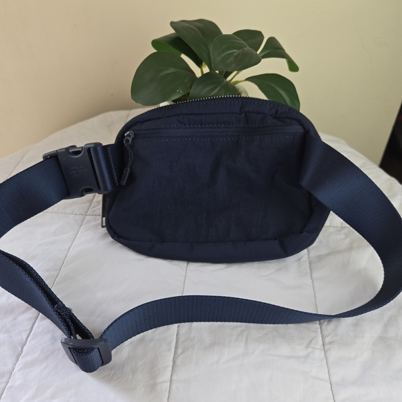 Lululemon athletica Everywhere Navy Belt Bag - Picture 5 of 7
